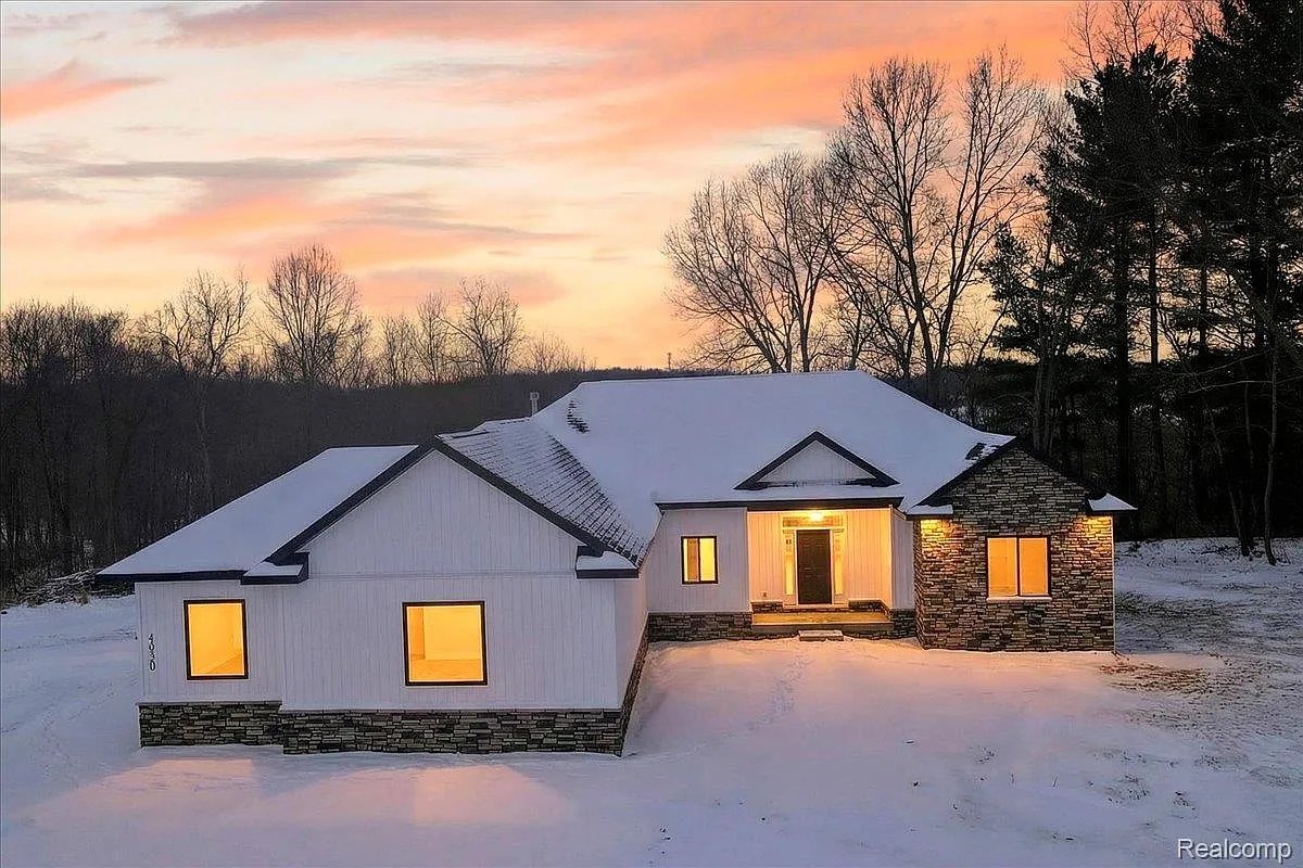 4060 Metamora Ridge Rd photo 1