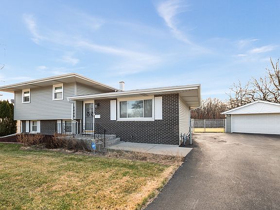 2nd image of 2809 Forest Ln