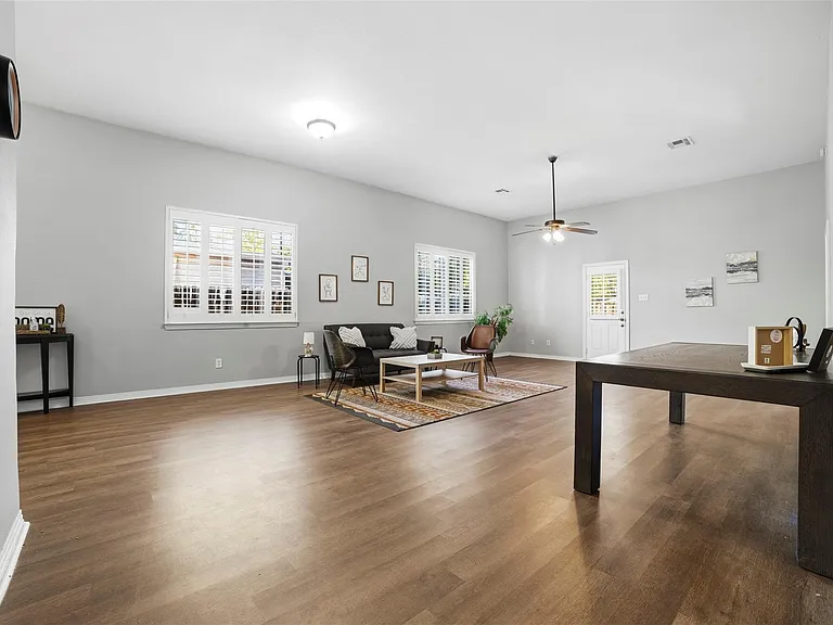 409 E Austin Ave — Photo 8