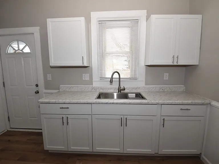 913 E Washington St — Photo 12