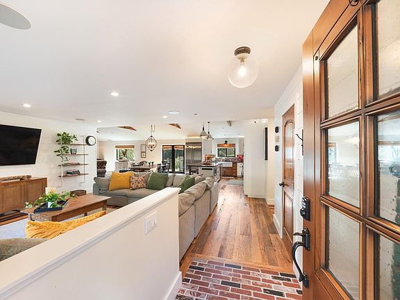 5th image of 211 Burgundy Road