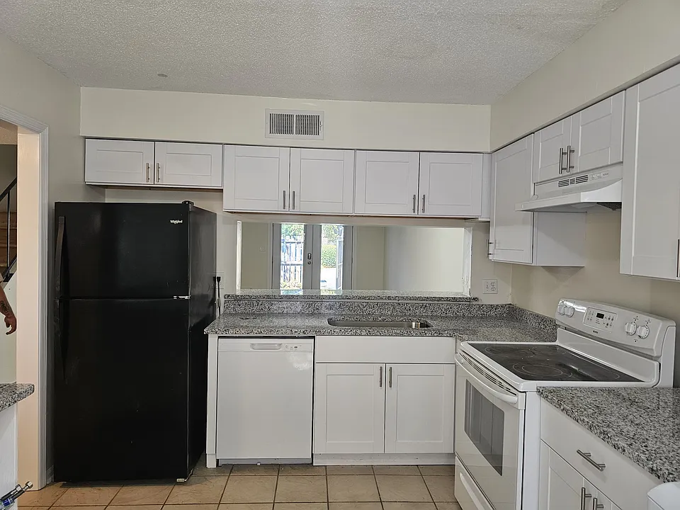 373 Oaktree Sq