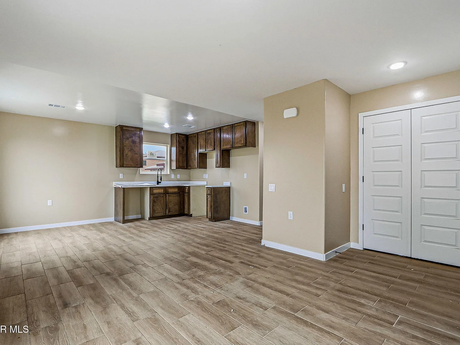 2 bed, 1.0 bath, 910 sqft, $1,250 — Photo 3