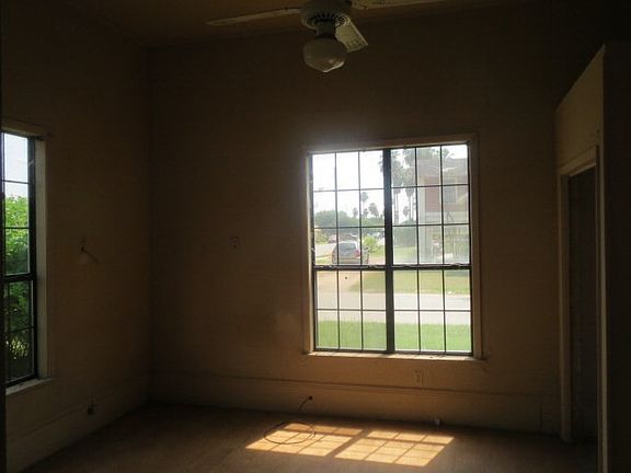 5th image of 711 W Hidalgo Ave
