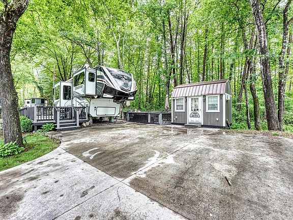 2nd image of 73 Moccasin Ln
