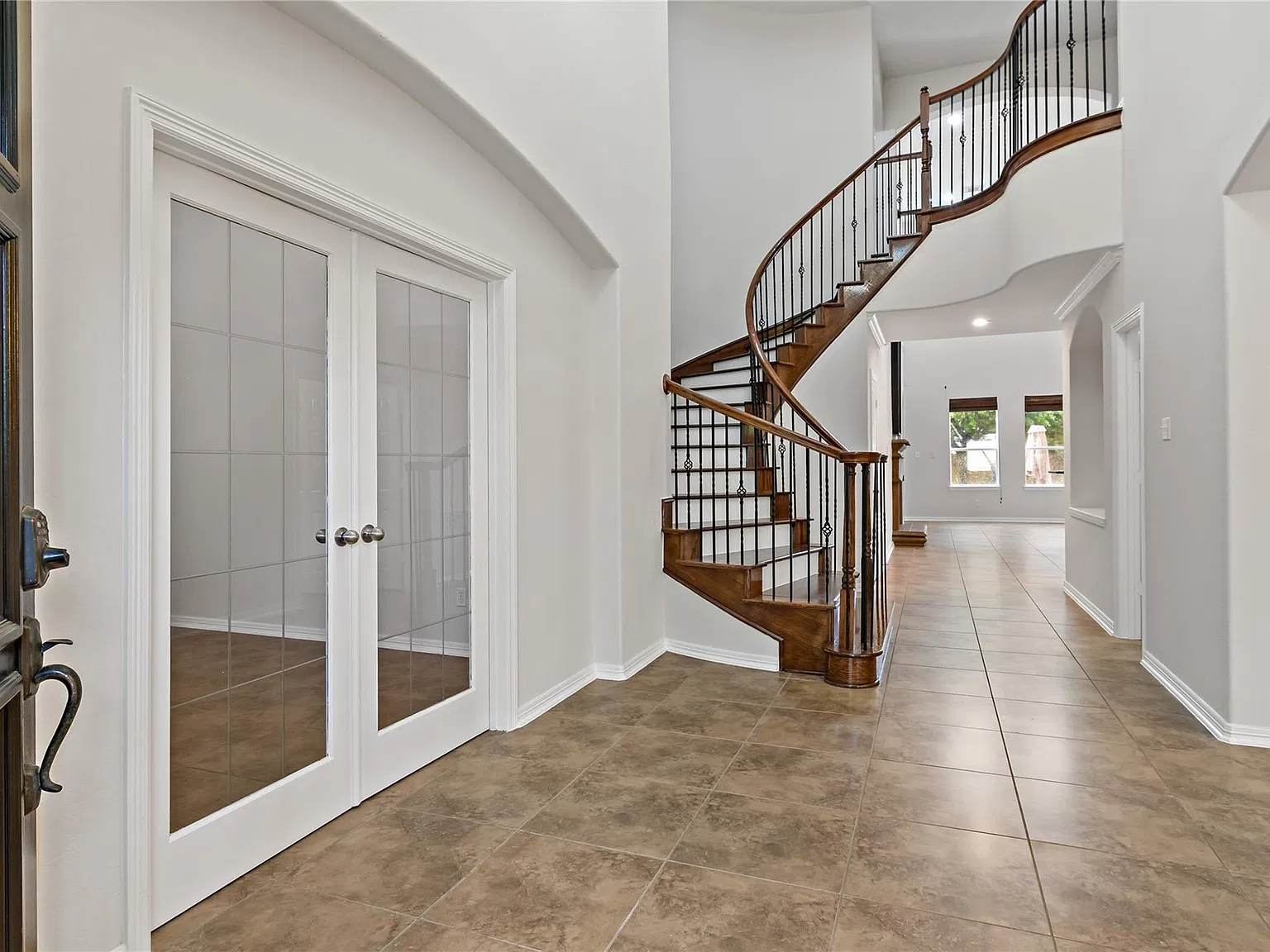 5 bed, 4.5 bath, 5400 sqft, $5,900 — Photo 3