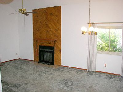 Fireplace, Vaulted Ceilings, Dining Area