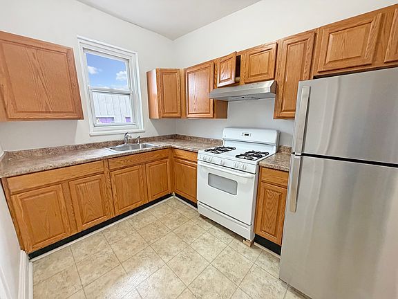 4th image of 537 Washington St APT 2
