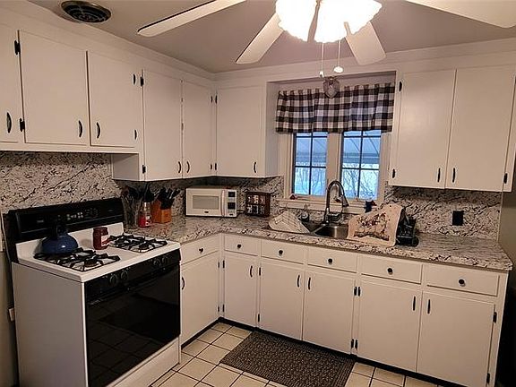 4th image of 3022 Yale St