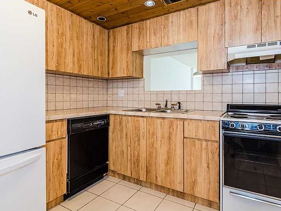 5th image of 3660 NE 166th St APT 104