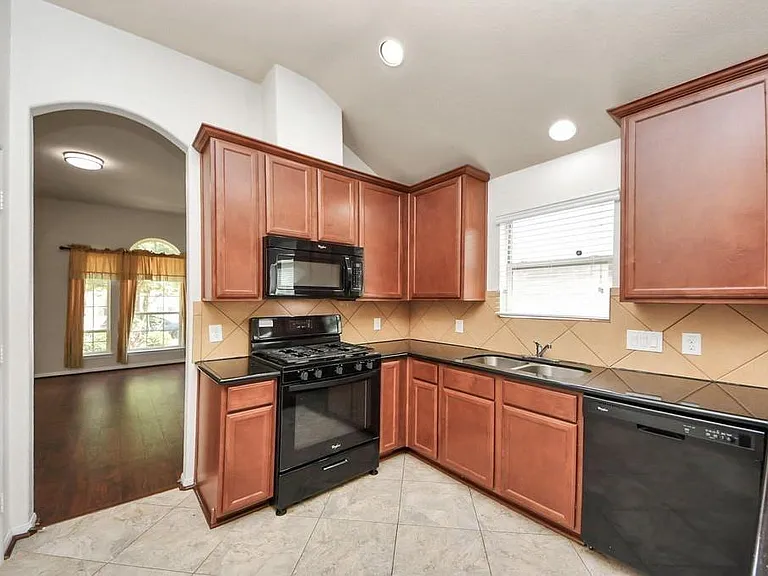 13918 Goodridge Dr — Photo 7