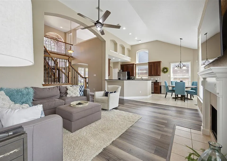3731 Lauderwood Ln