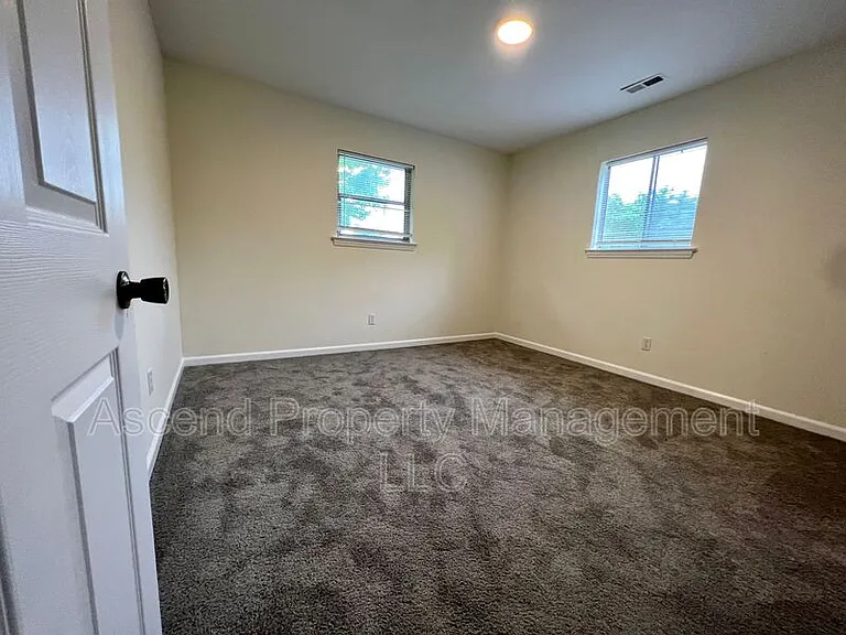 903 Valerie Ln — Photo 25