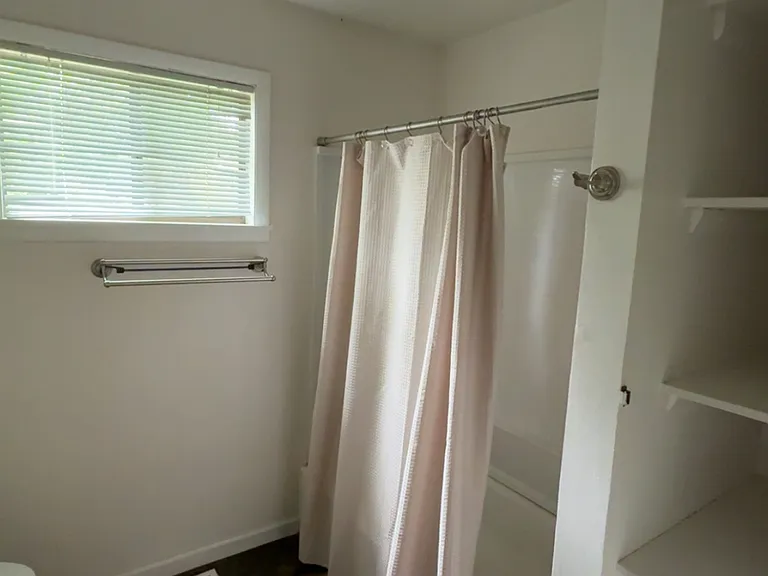 2225 S Division Ave — Photo 12