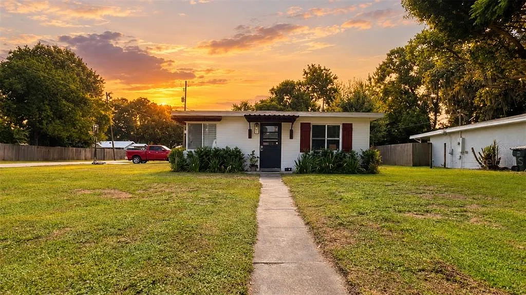 3 bed, 1.0 bath, 1035 sqft, $2,173 — Photo 1