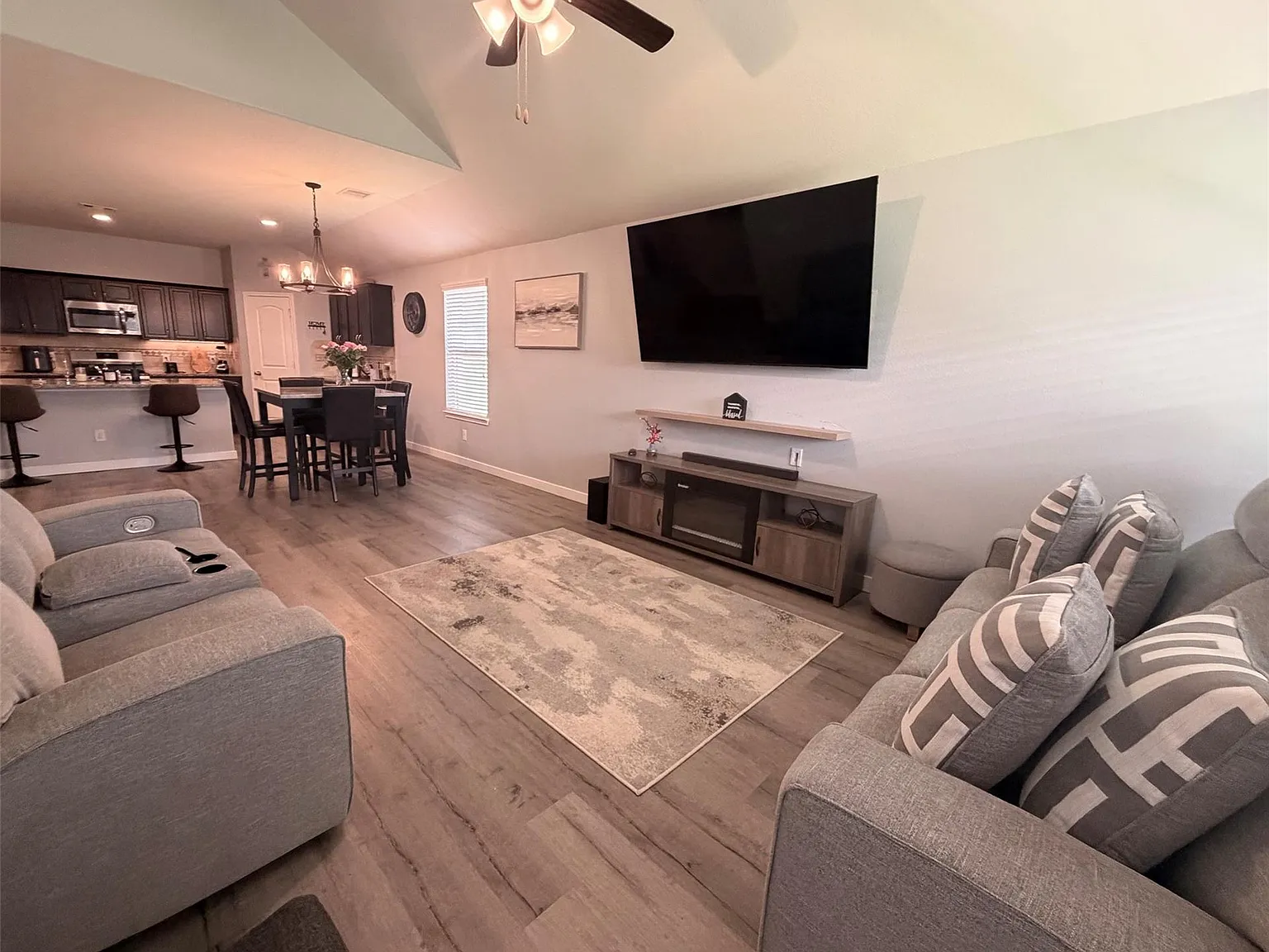 4 bed, 2.0 bath, 1776 sqft, $1,900 — Photo 4