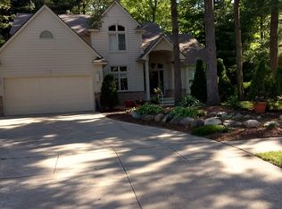 1239 Briarwood Ct, Wixom, MI 48393