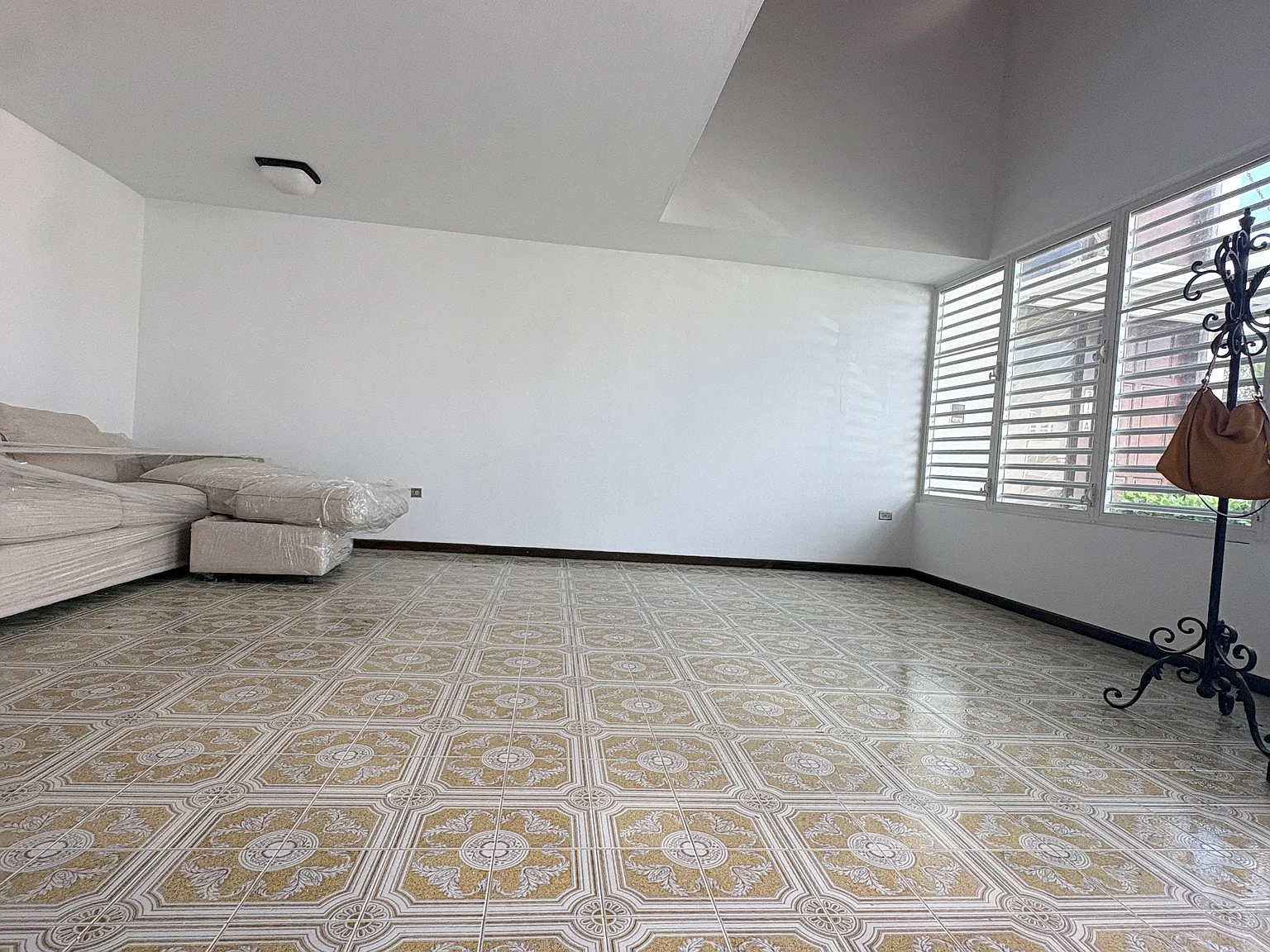 3 bed, 2.5 bath, 1860 sqft, $2,200 — Photo 2