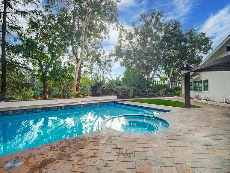 4732 Del Moreno Dr — Photo 36