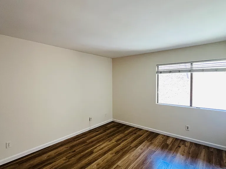 1001 W Macarthur Blvd #110 — Photo 24