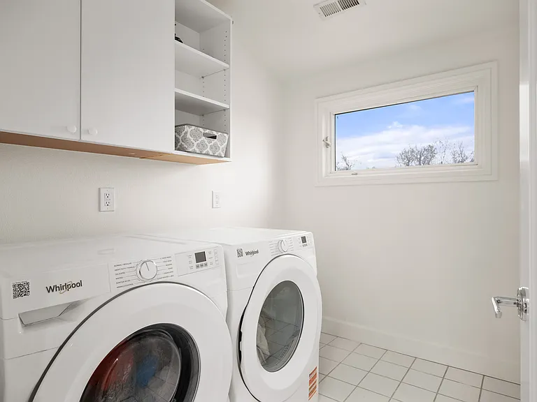 559 Jackson St — Photo 29