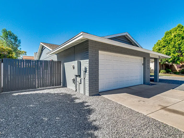 1115 W Barrow Dr — Photo 4