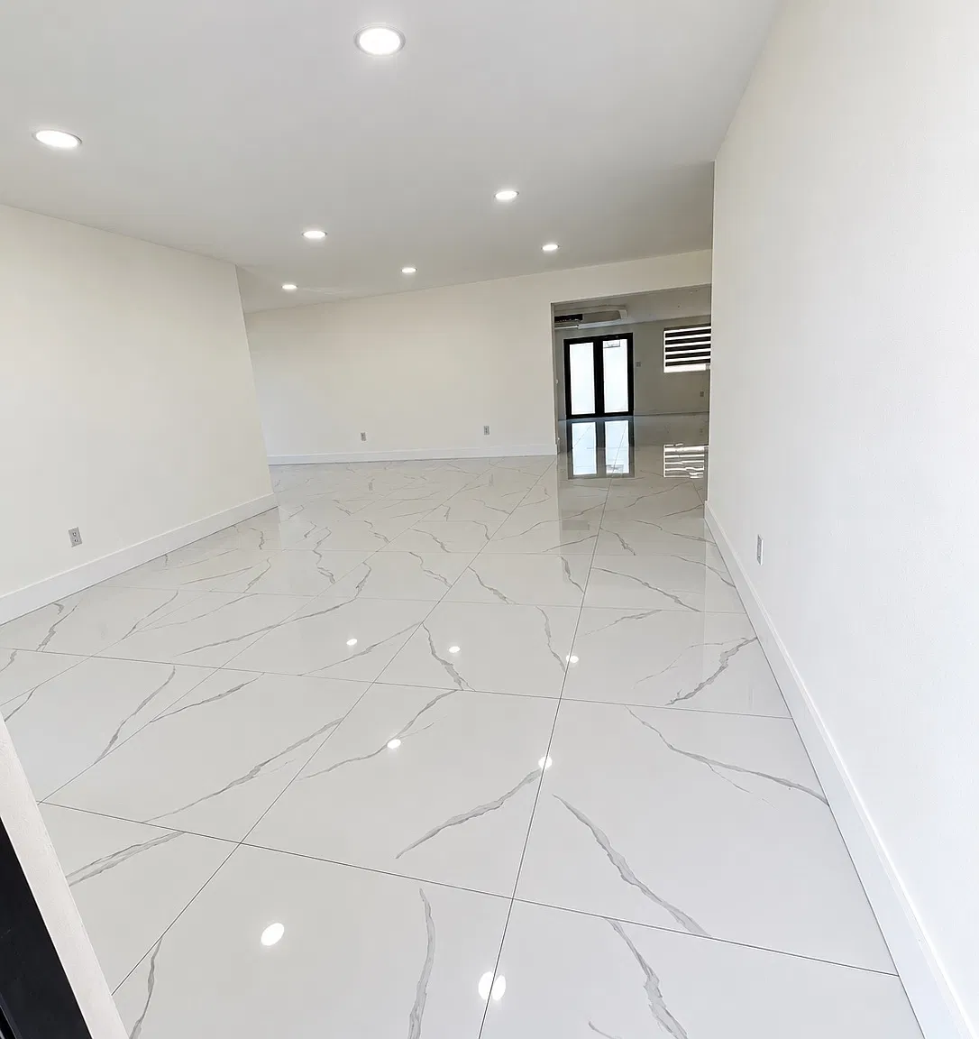 5 bed, 3200 sqft, $4,700 — Photo 2