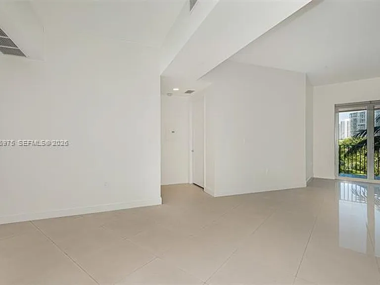 20000 Country Club Dr #412 — Photo 5