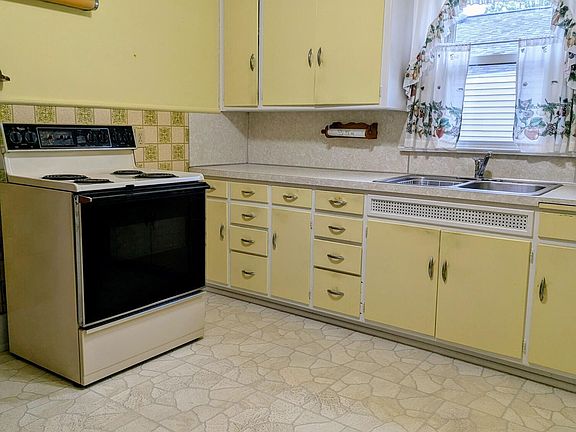 5th image of 303 Brussel St