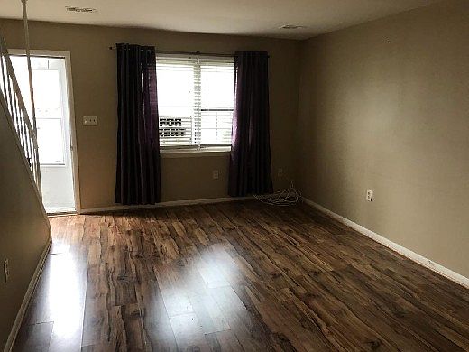 3rd image of 573 Belmawr Pl