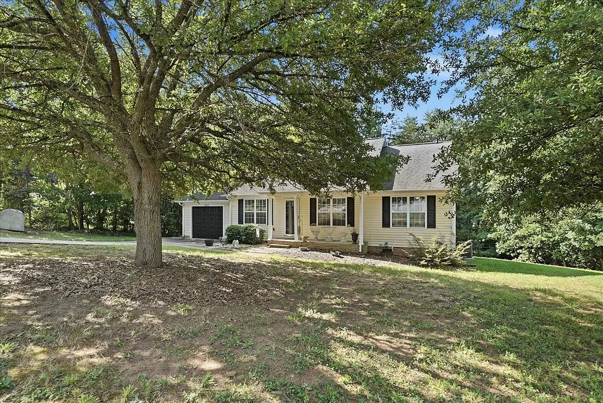 3 bed, 2.0 bath, 1190 sqft, $2,200 — Photo 4