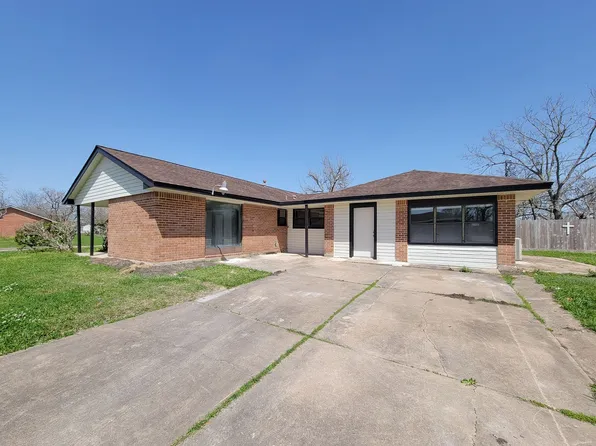 133 S Yaupon St, Lake Jackson, TX 77566