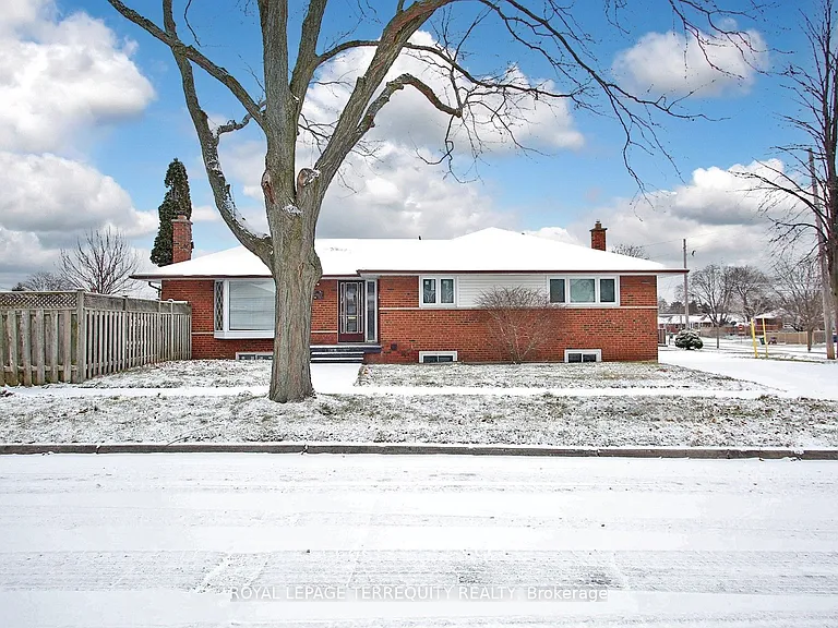 1 Barnes Cres — Photo 2