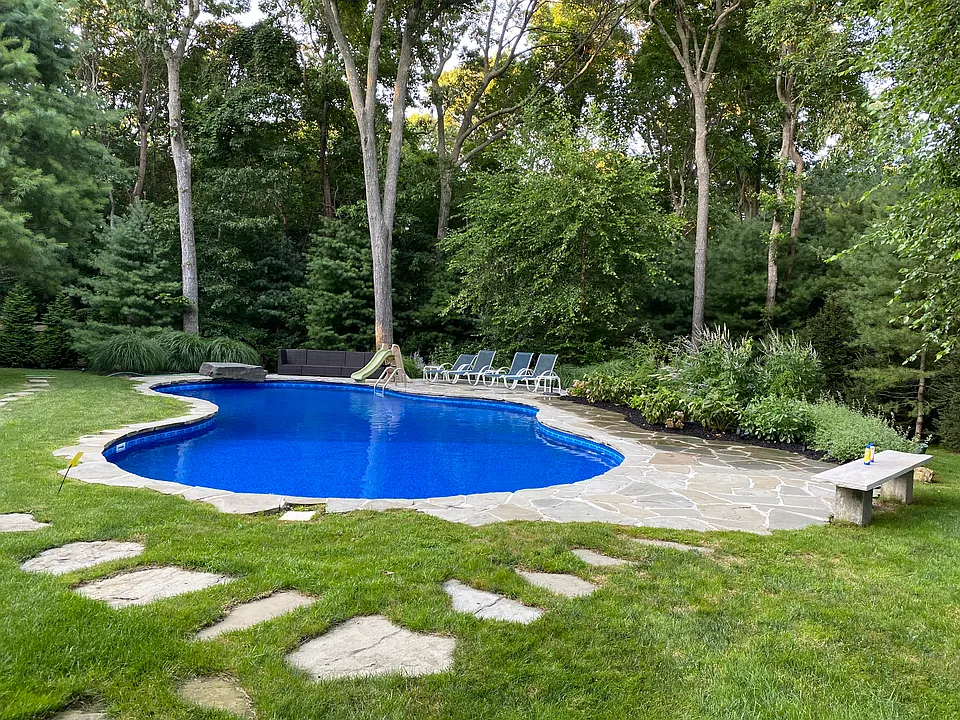 14 Hedges Banks Dr