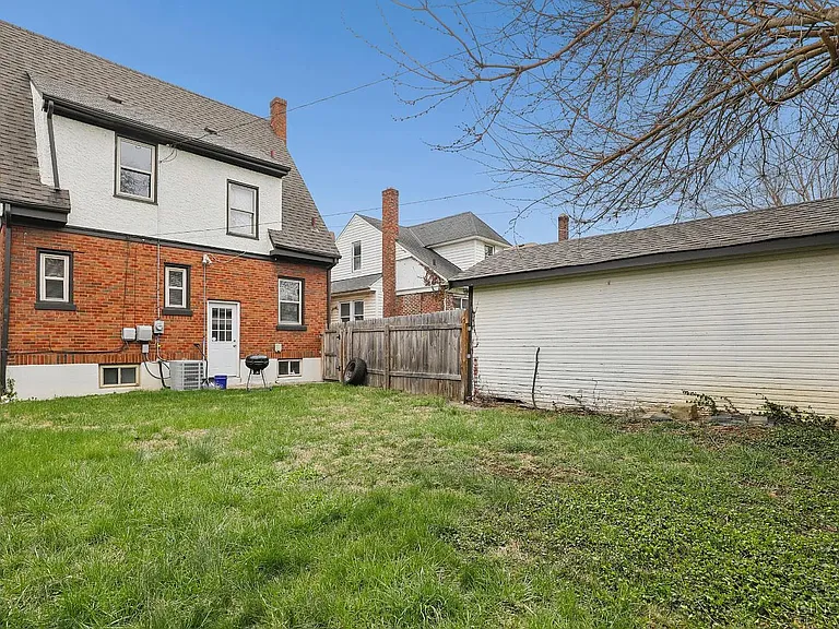 1858 Garden Ln — Photo 18