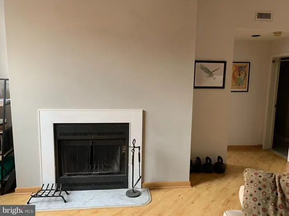 102 Church St APT 401, Philadelphia, PA 19106