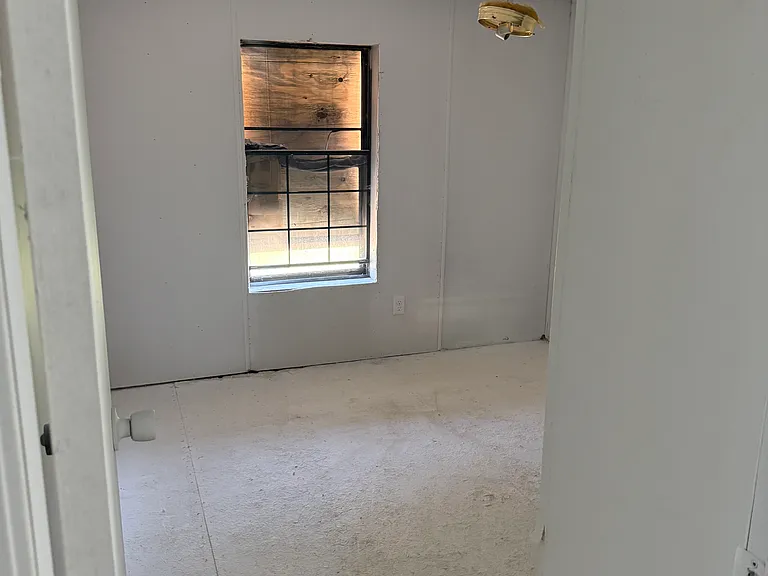 1027 SW Traffic Way #1 — Photo 2