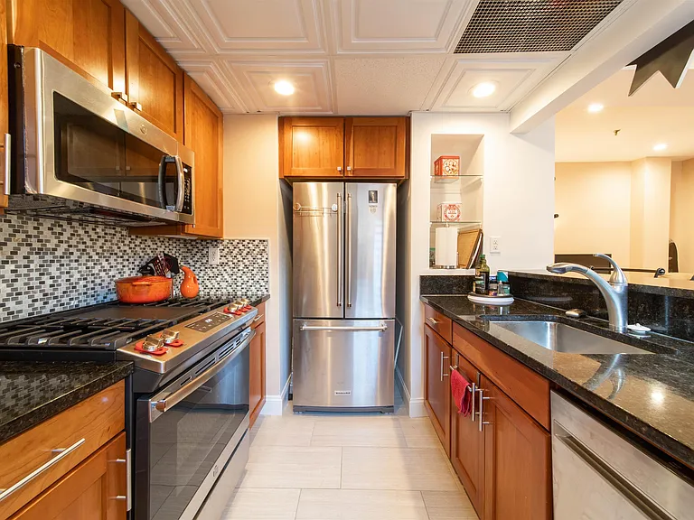 227 Christopher Columbus Dr #336B — Photo 3