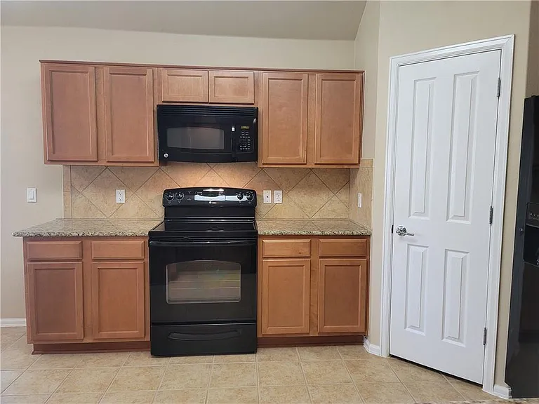 208 Hummingbird Ln — Photo 8