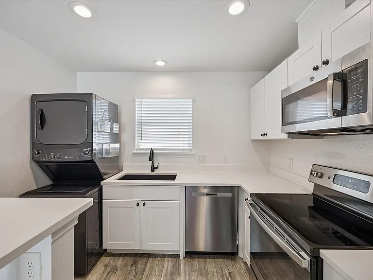 2610 Cochran St — Photo 10