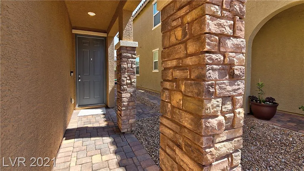 5 bed, 2.5 bath, 2467 sqft, $2,695 — Photo 2