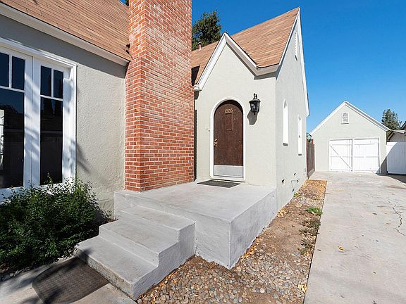 3rd image of 1006 N Mooney Blvd