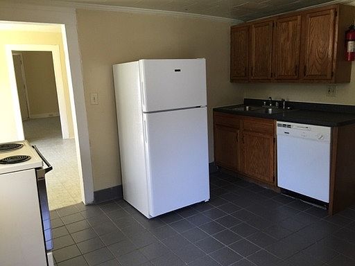 4th image of 1105B McCormick St
