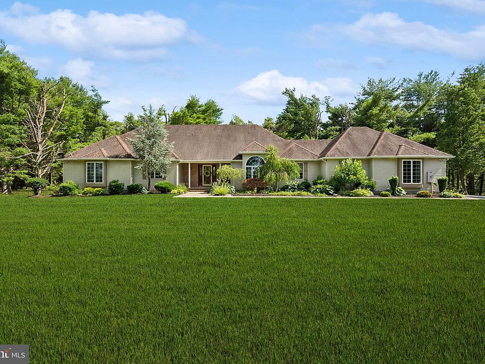 1st image of 212 Greenwood Ln