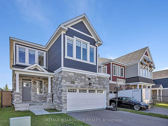 2nd image of 125 Hackamore Cres