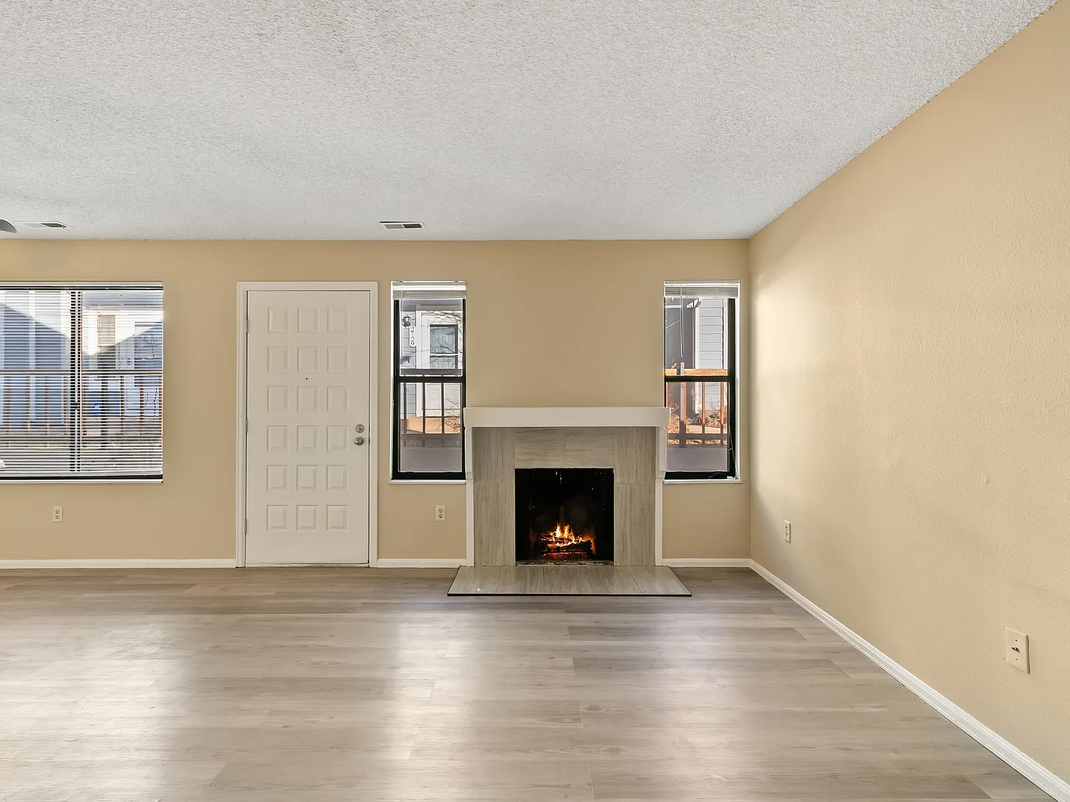 2 bed, 1.5 bath, 1003 sqft, $1,600 — Photo 4