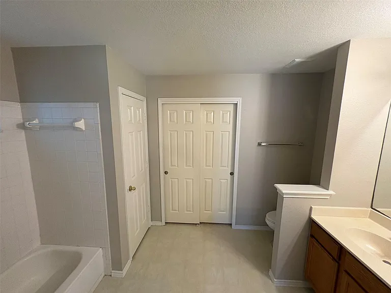1008 Stacias Way — Photo 8