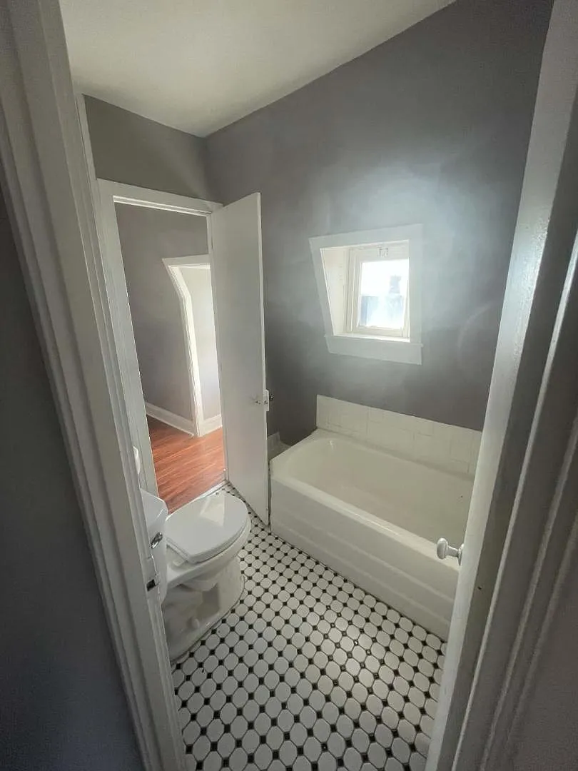 11526 Woodland Ave - Unit 3 — Photo 2