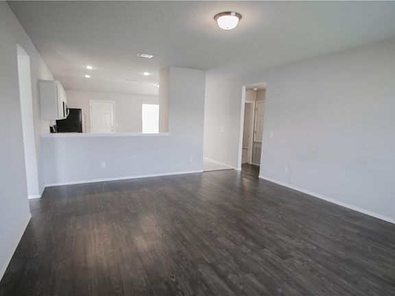 4th image of 868 NW Evans Cir