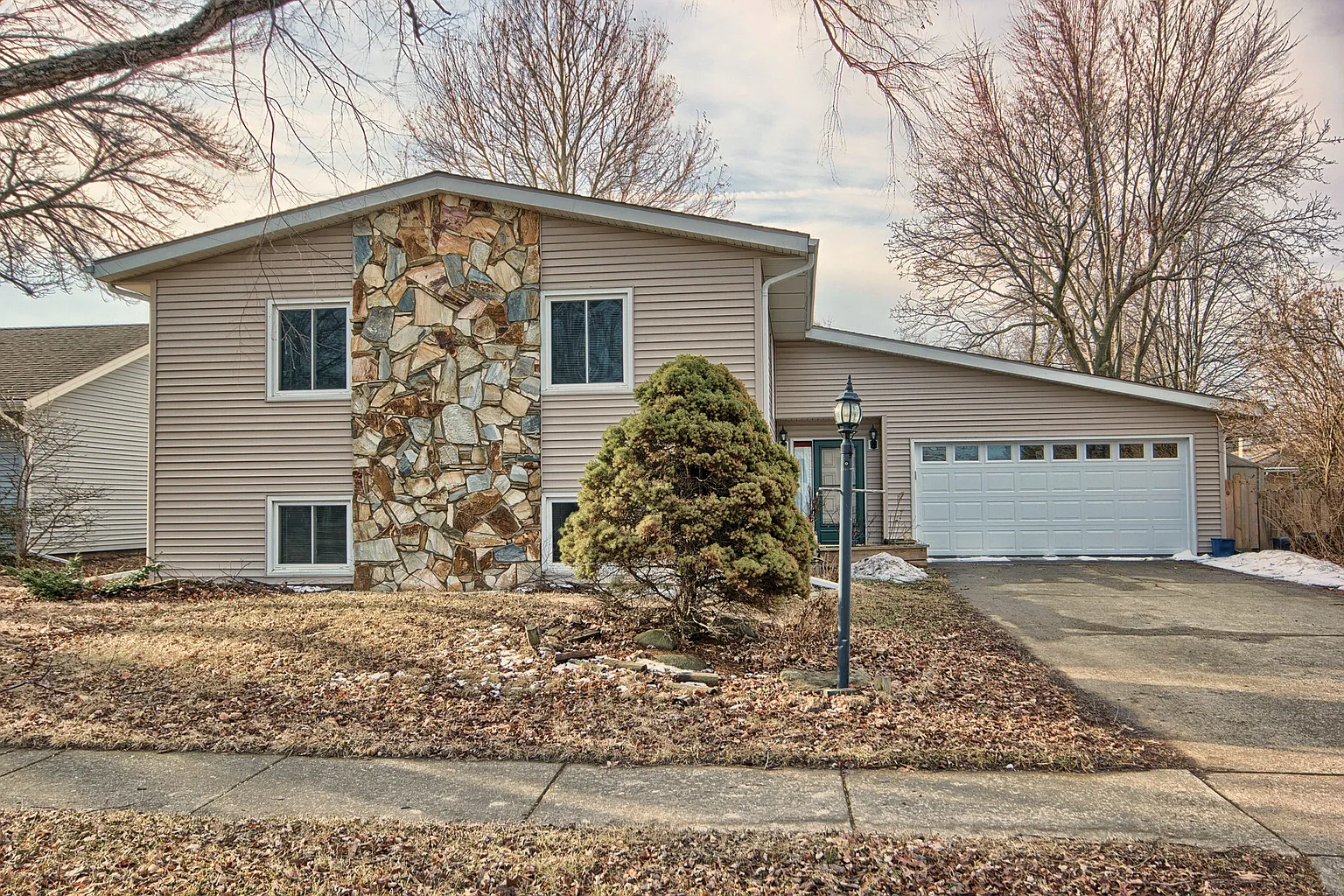 1605 Harbor Point Dr photo 1